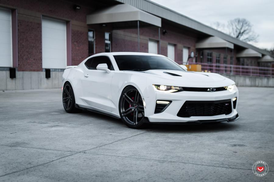  Chevrolet Camaro SS on Vossen Wheels (HC-1) 2017 года  (фото 6 из 9)